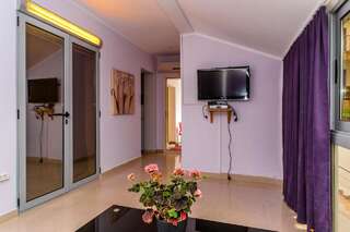 Апартаменты Blue sea apartments by ArniCare Рафаиловичи Апартаменты с видом на море-5