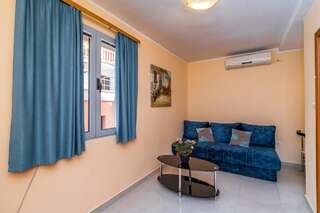 Апартаменты Blue sea apartments by ArniCare Рафаиловичи Апартаменты с балконом-12